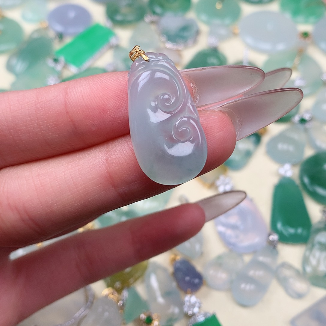 翡翠颈饰18K金镶嵌如意