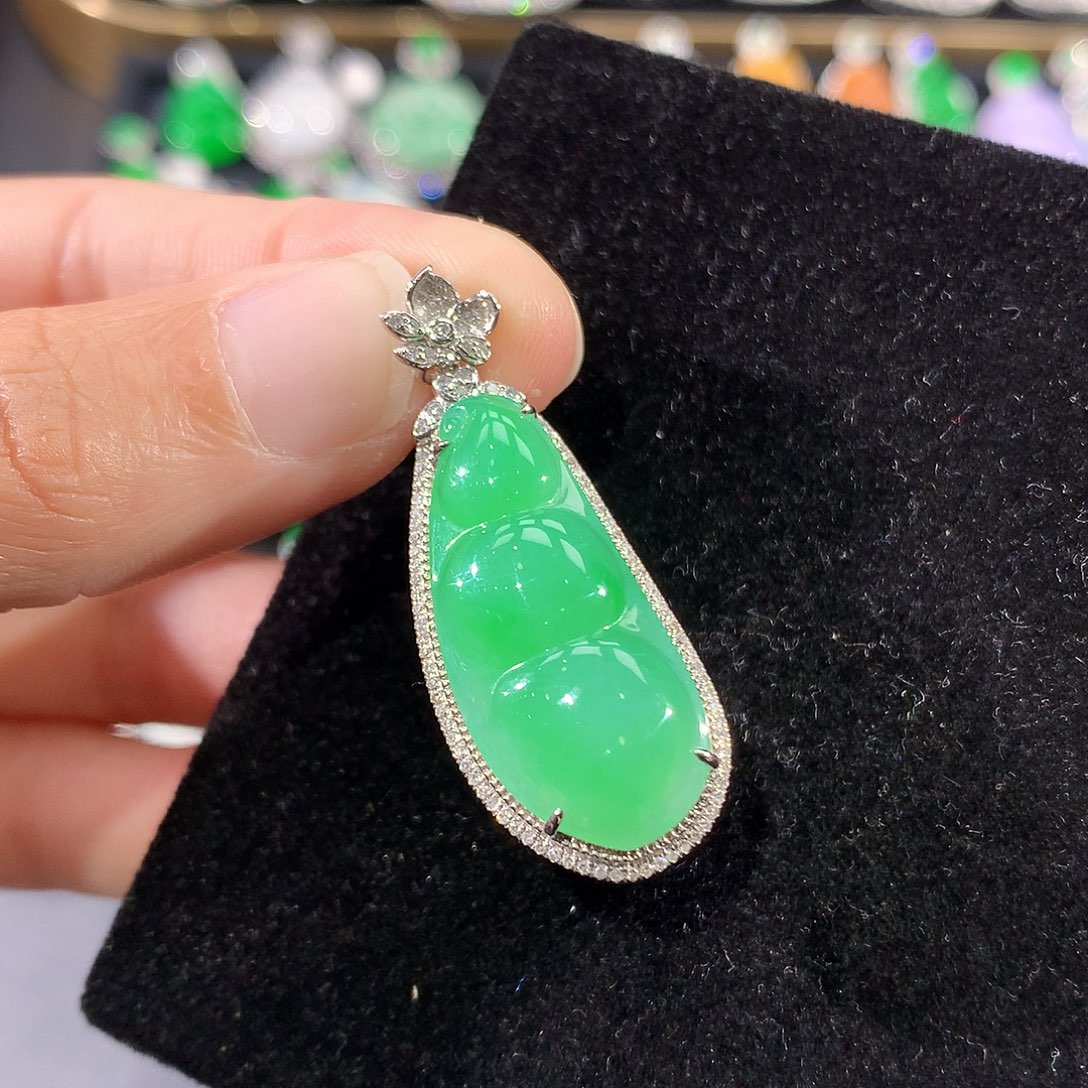 翡翠18K金镶嵌颈饰