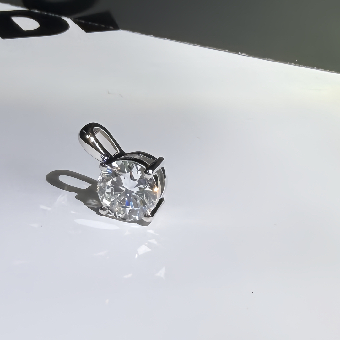 实验室培育钻石「单钻极简四爪培育钻吊坠｜纯净闪耀 百搭精致」