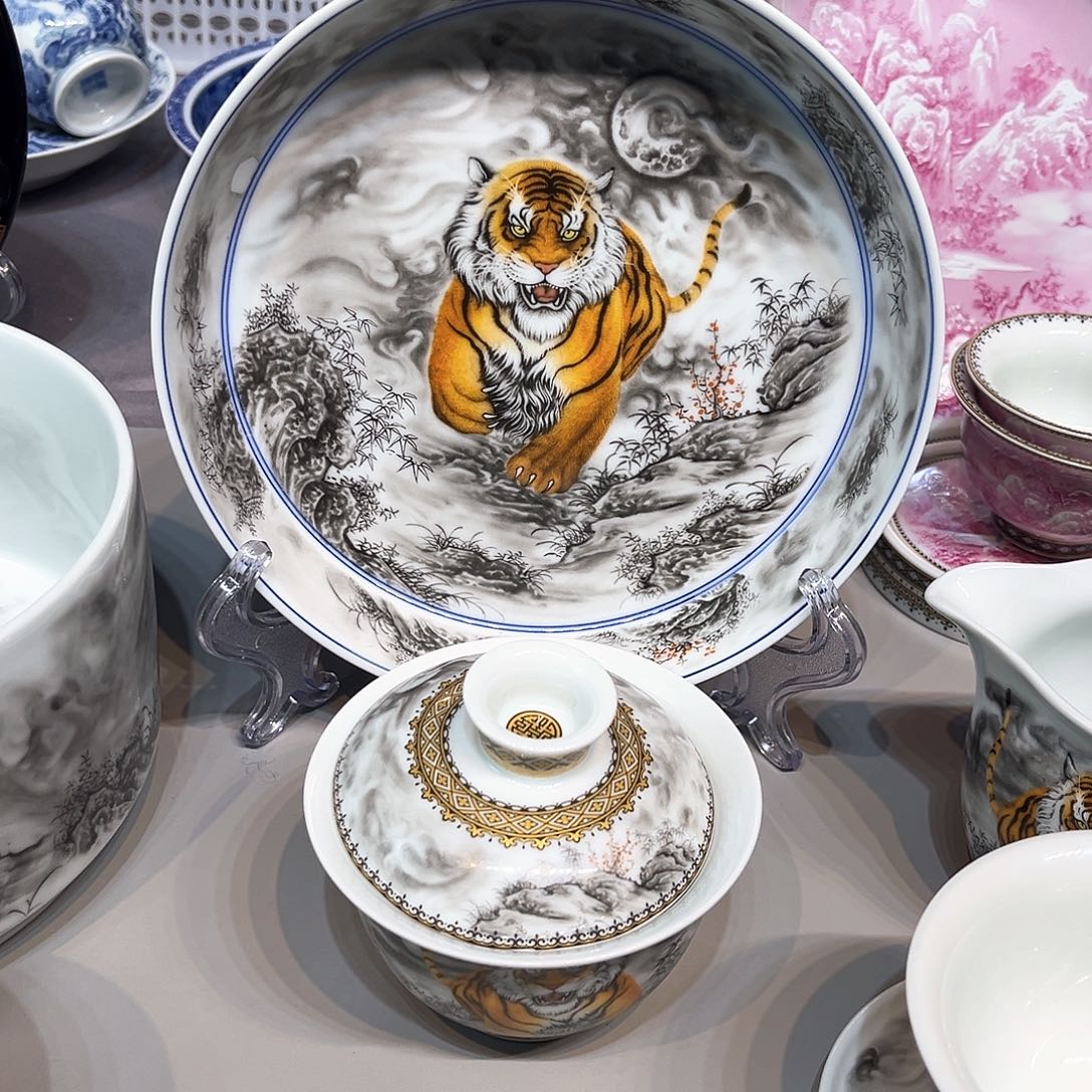 扛***兔景德镇美术作品欣赏