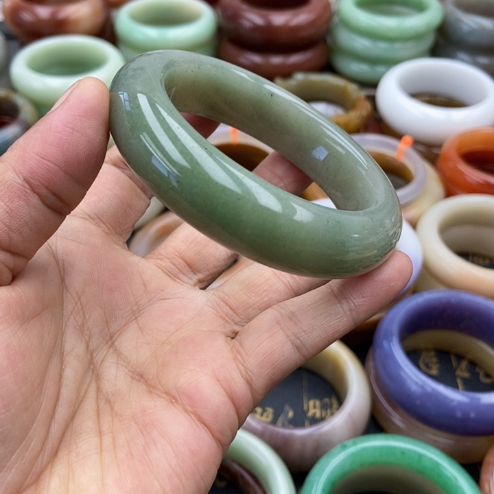 未镶嵌手镯石英岩玉
