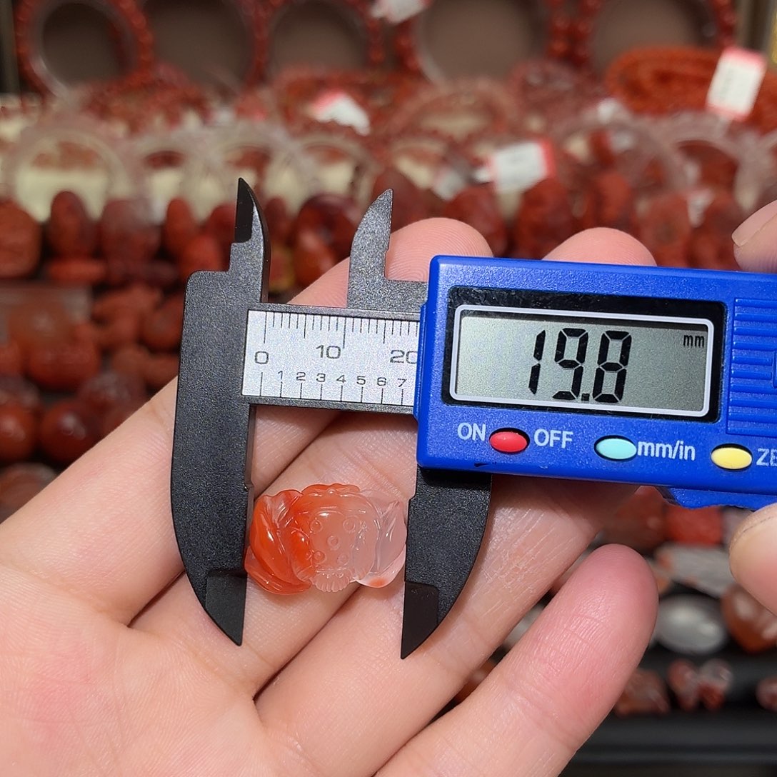 南红玛瑙未镶嵌颈饰荷花1