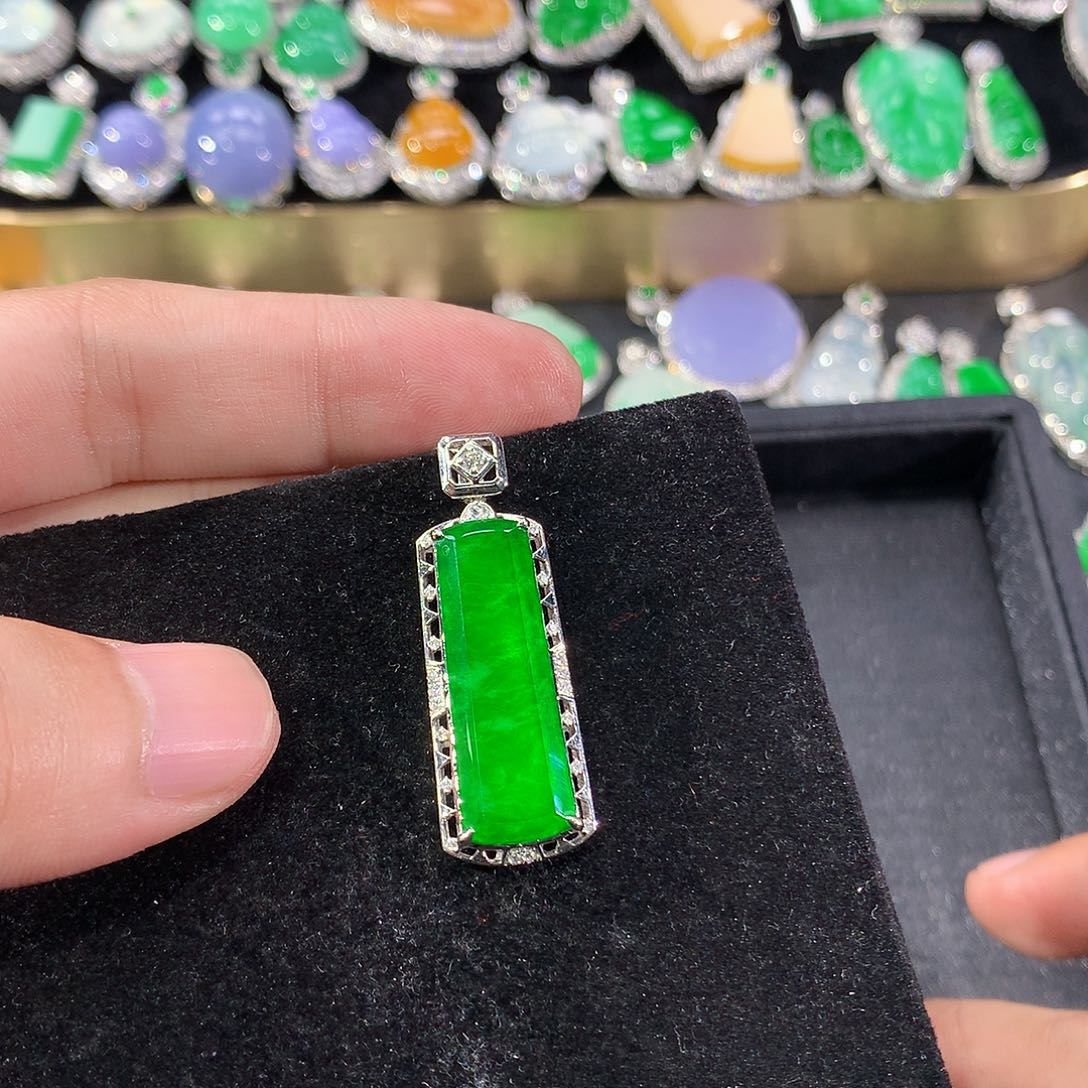 翡翠18K金镶嵌颈饰