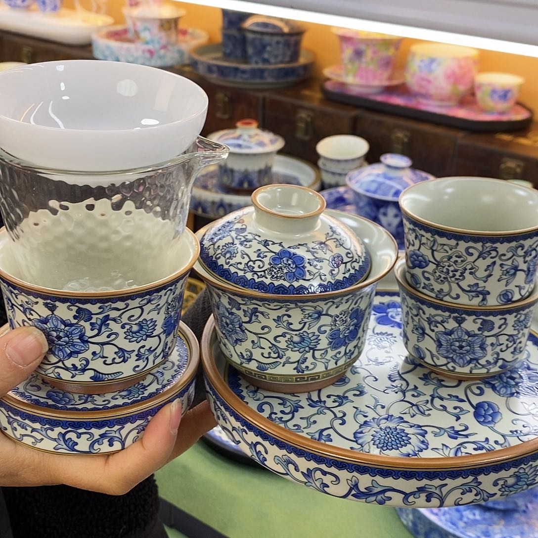 盖碗里的水煮开后放入