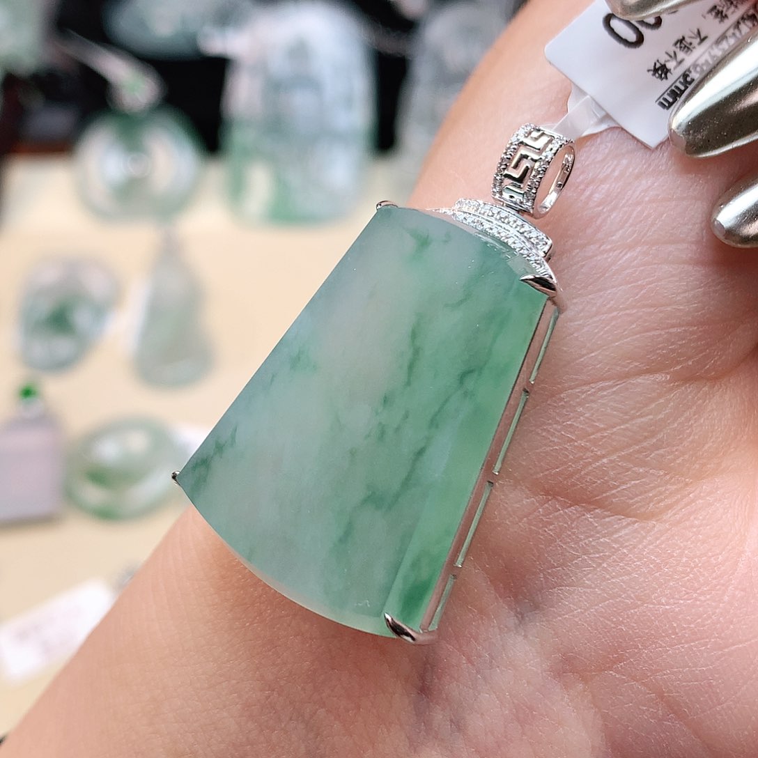 翡翠18K金镶嵌颈饰无事牌