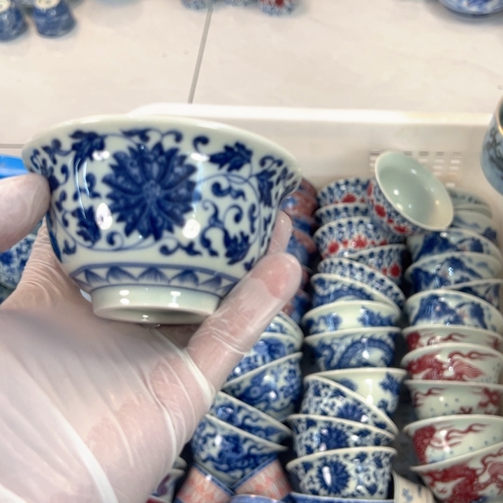 瓷片白青花缠枝莲压手杯主人杯