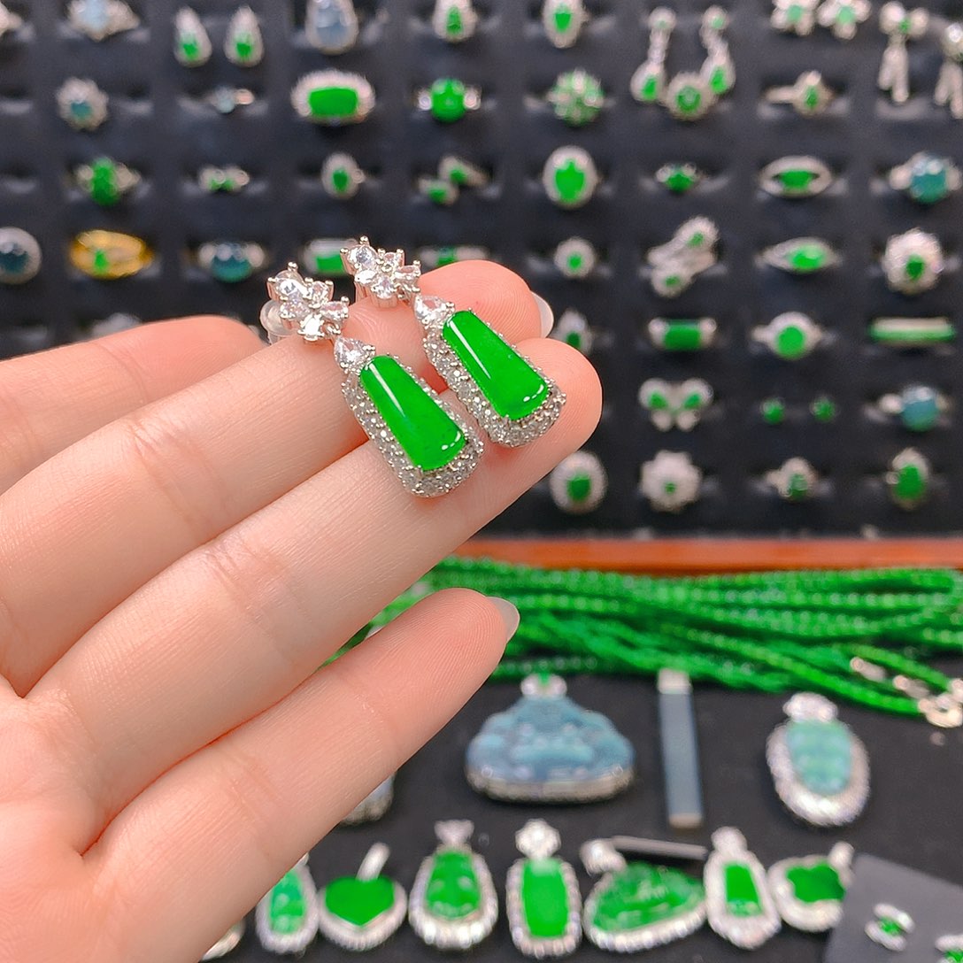 用***9翡翠未镶嵌吊坠(不含链)