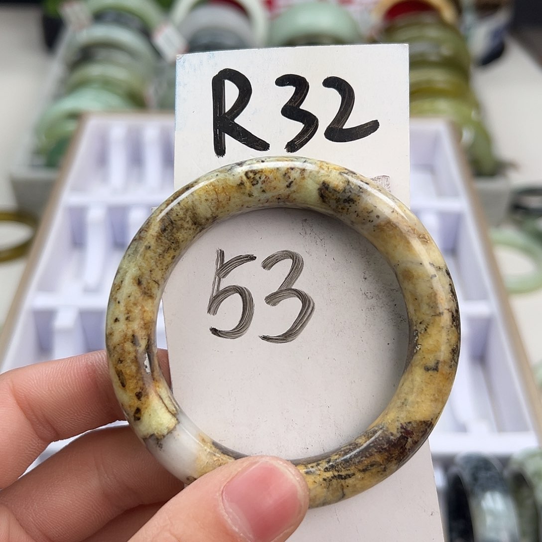 岫玉手镯未镶嵌天然岫玉微瑕，可以正常佩戴