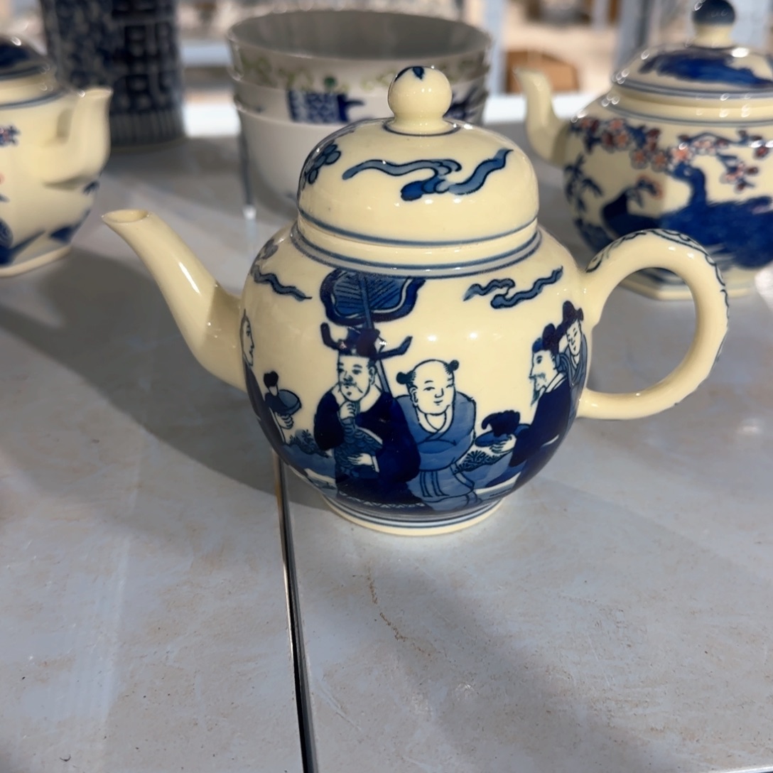 瓷片瓷器上还有两条长线上镌刻