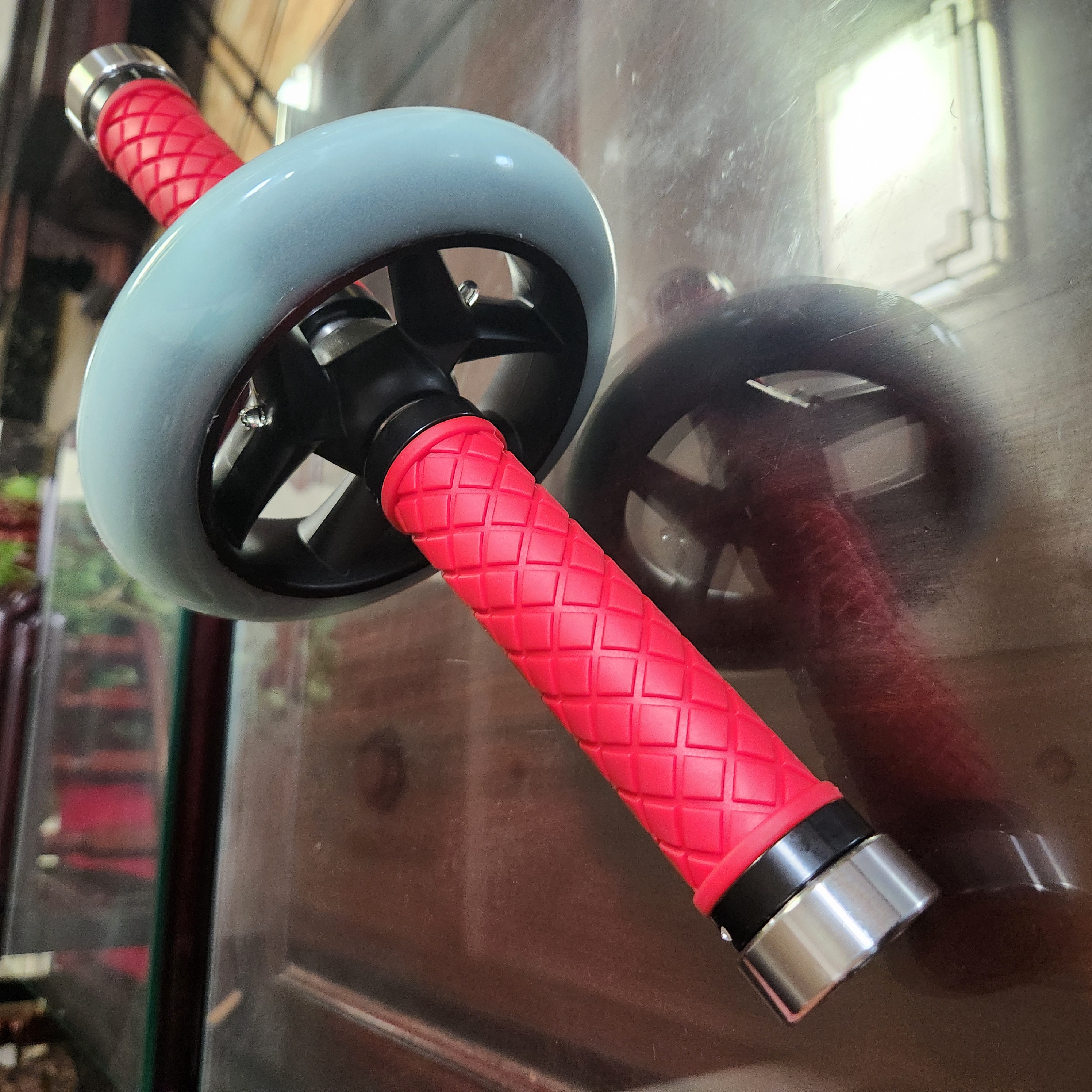 健腹轮直径15厘米，发光轮子，不锈钢手柄单边长度15厘米，