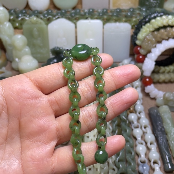 芸***蕊和田玉未镶嵌颈饰