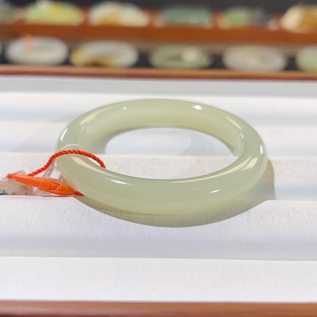 和田玉手镯未镶嵌哈*