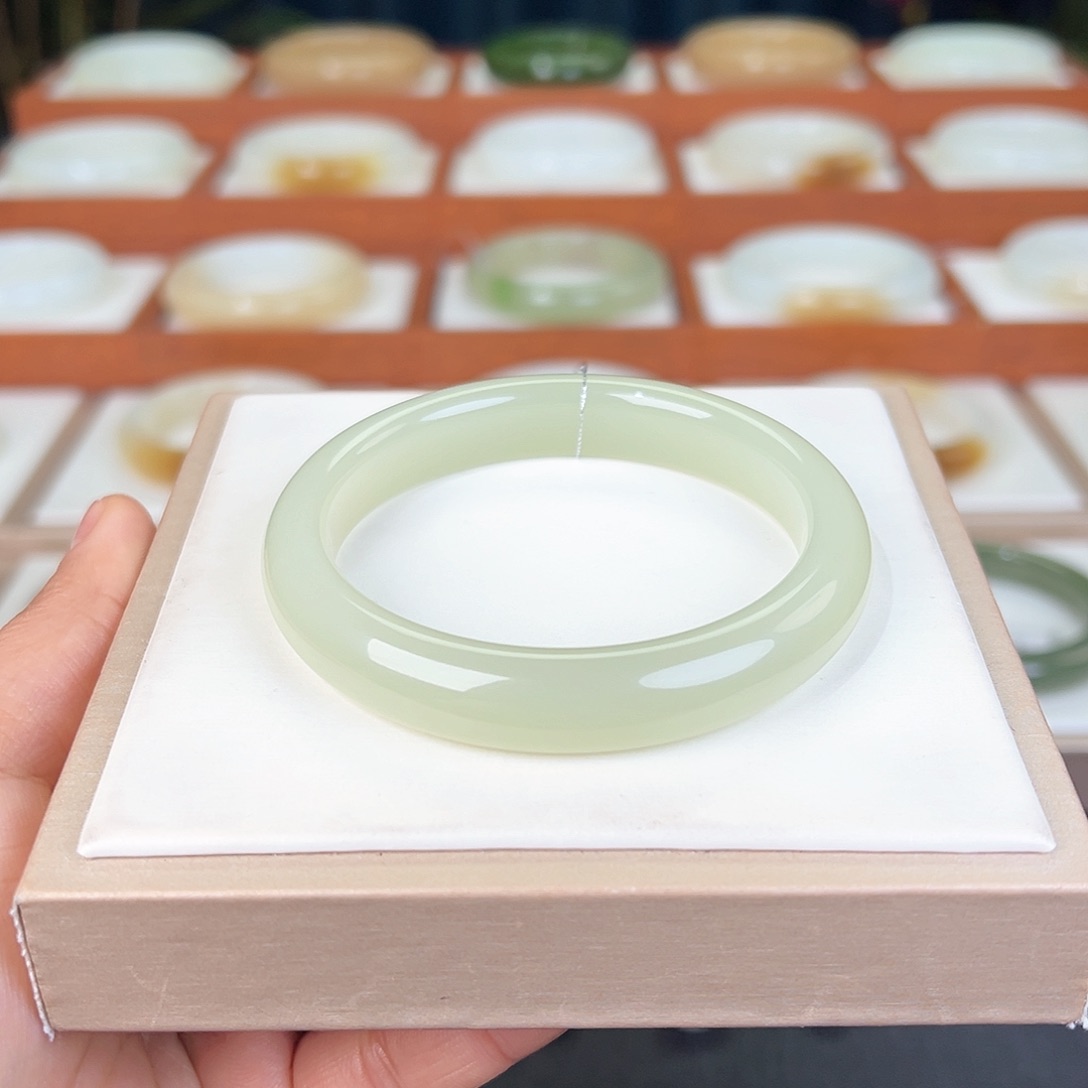 和田玉手镯未镶嵌晴水