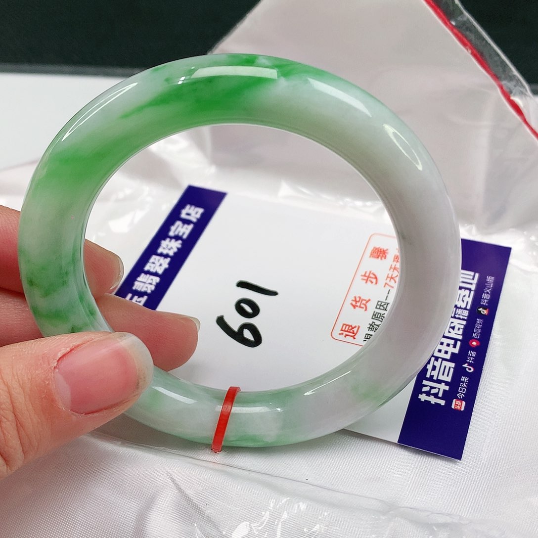 翡翠手镯未镶嵌翡翠