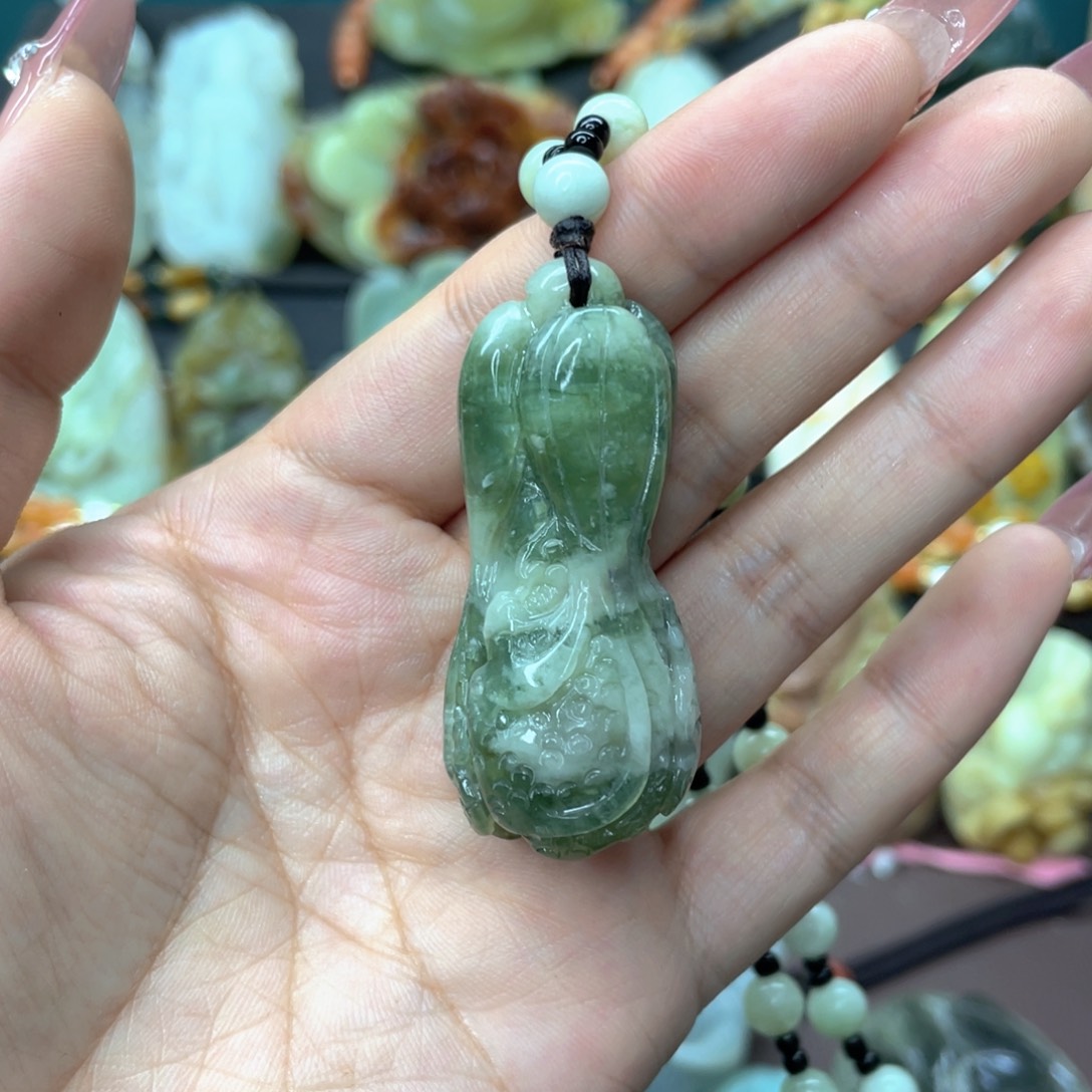 蛇纹石玉颈饰未镶嵌