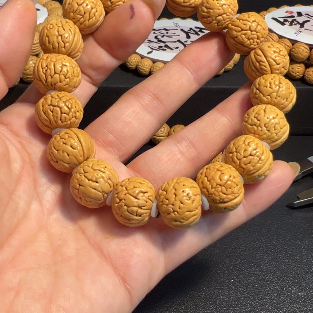 齐***点桃核吊坠一物一图精品铁扇