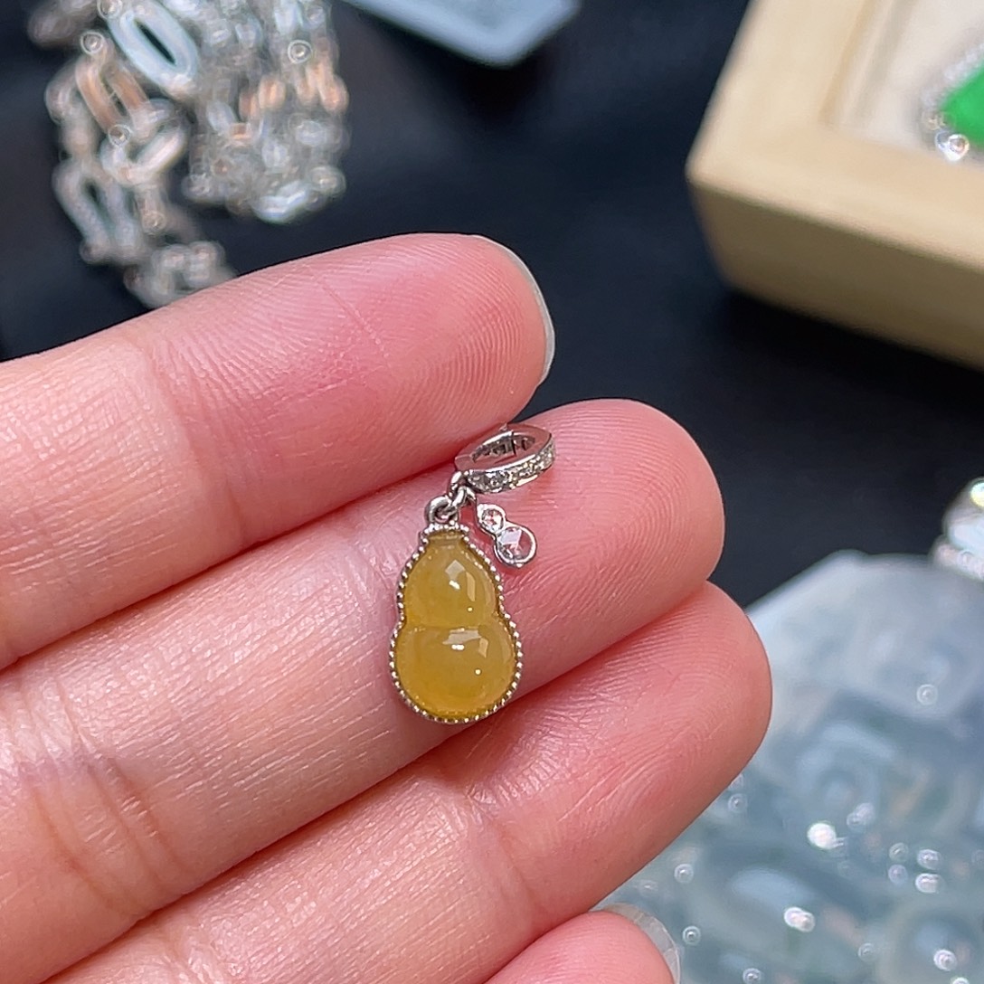 翡翠18K金镶嵌颈饰黄翡葫芦