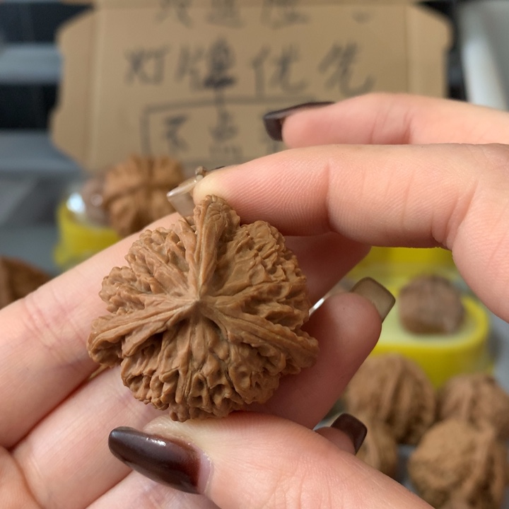 冰***铁文玩核桃吊坠异形导致，有瑕疵