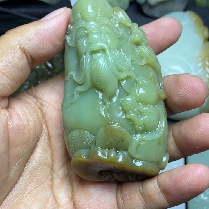 和田玉未镶嵌颈饰一**酒
