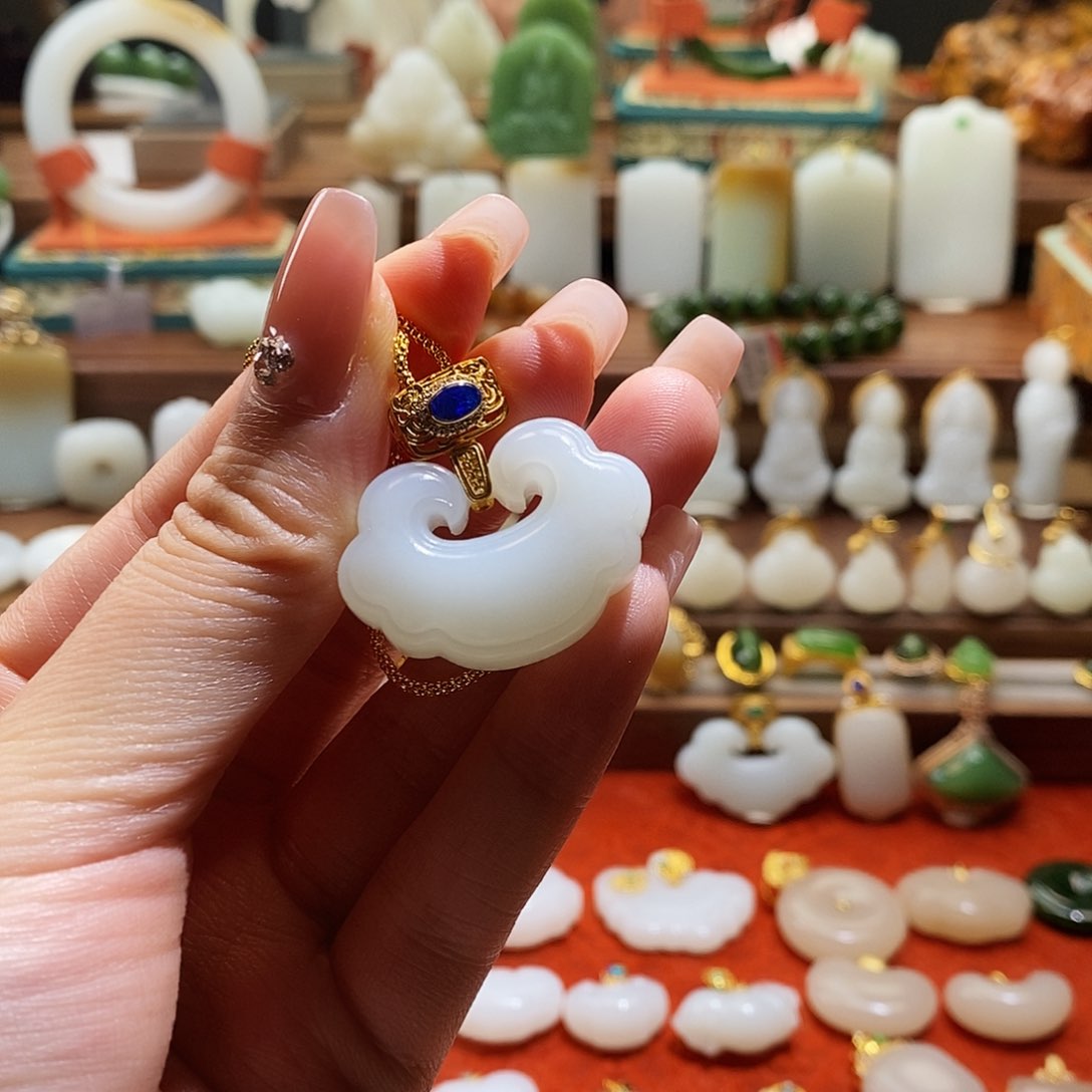 和田玉吊坠(不含链)18K金镶嵌