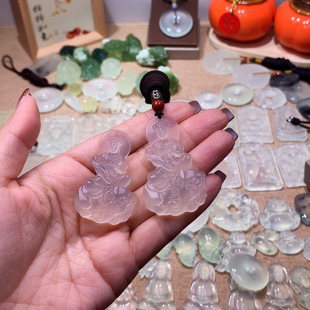 小***长蛇纹石玉未镶嵌颈饰