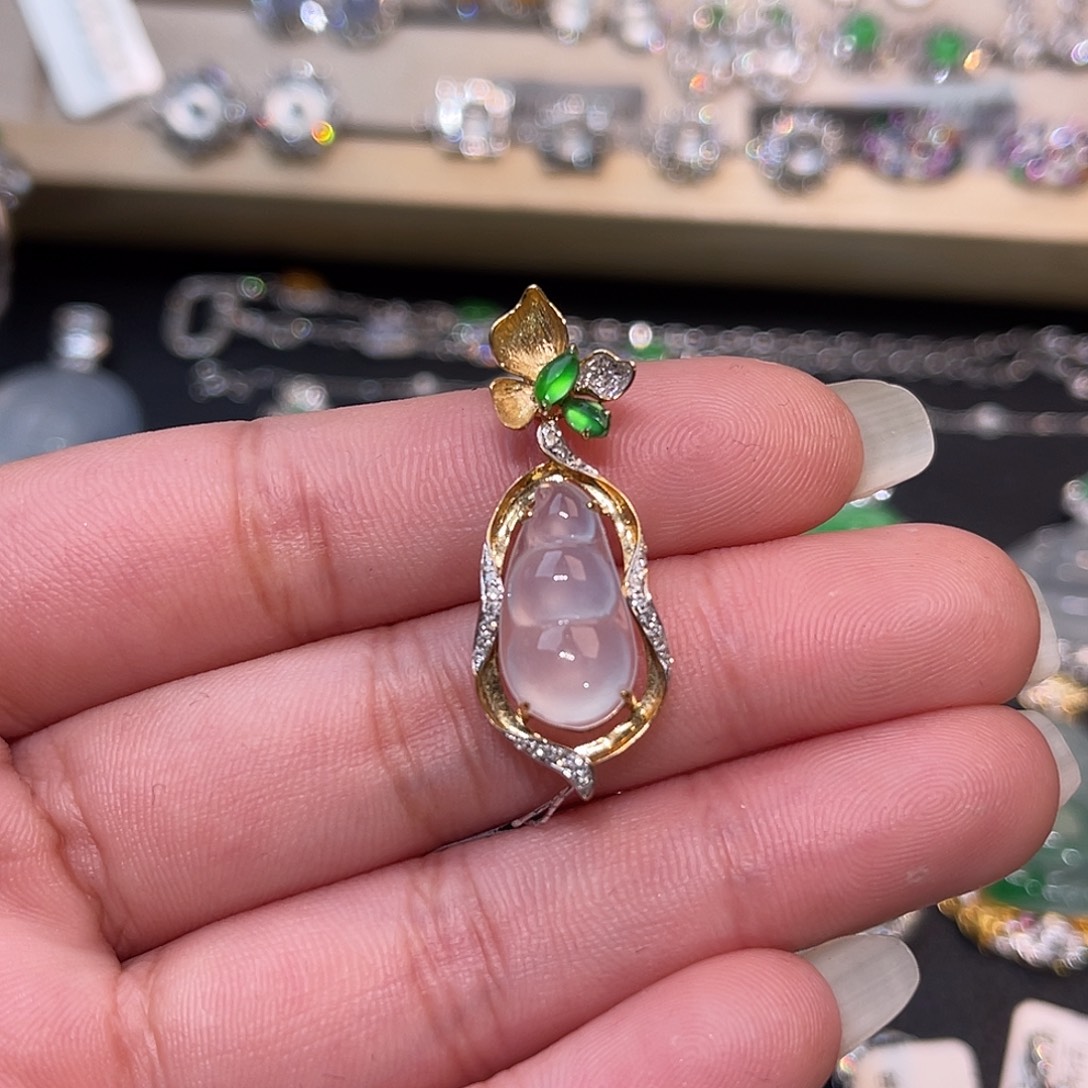 翡翠18K金镶嵌颈饰豆子