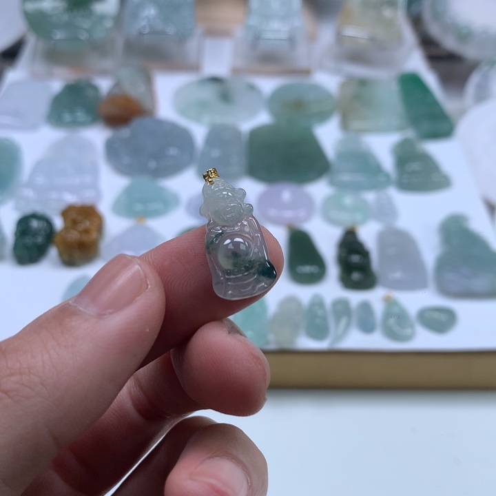 翡翠未镶嵌颈饰财神