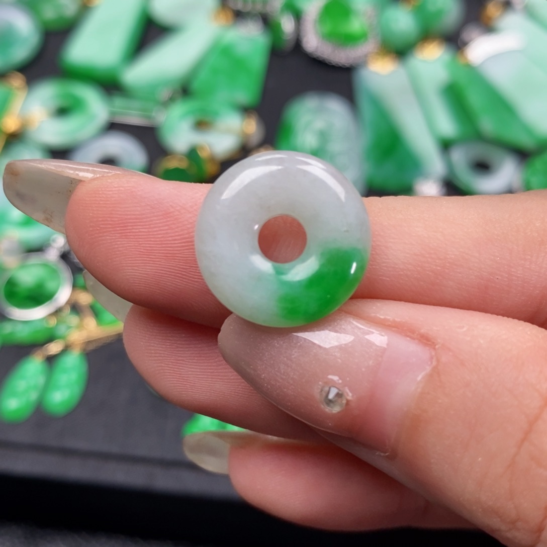 悠***硕翡翠未镶嵌颈饰翡翠