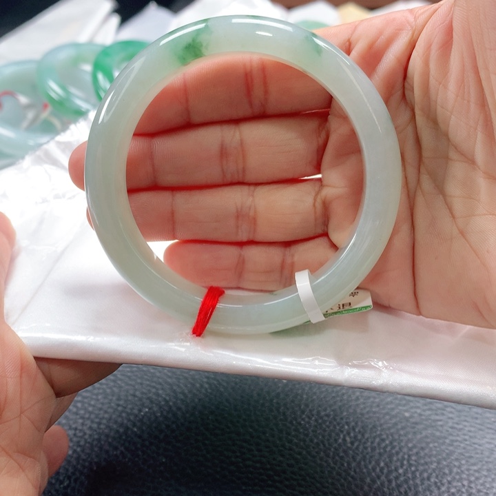 翡翠手镯未镶嵌5656565555