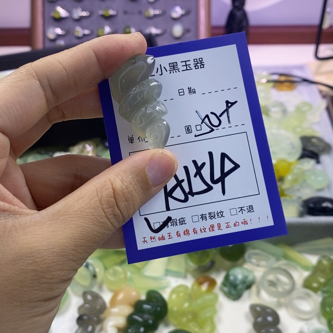 蛇纹石玉颈饰未镶嵌