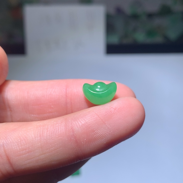 翡翠未镶嵌颈饰挂件