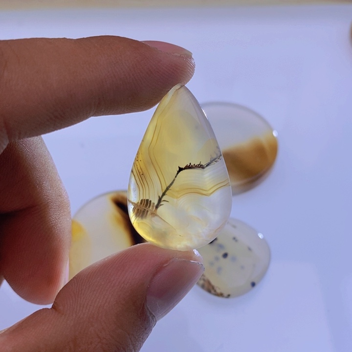 玛瑙/玉髓颈饰未镶嵌丫**?