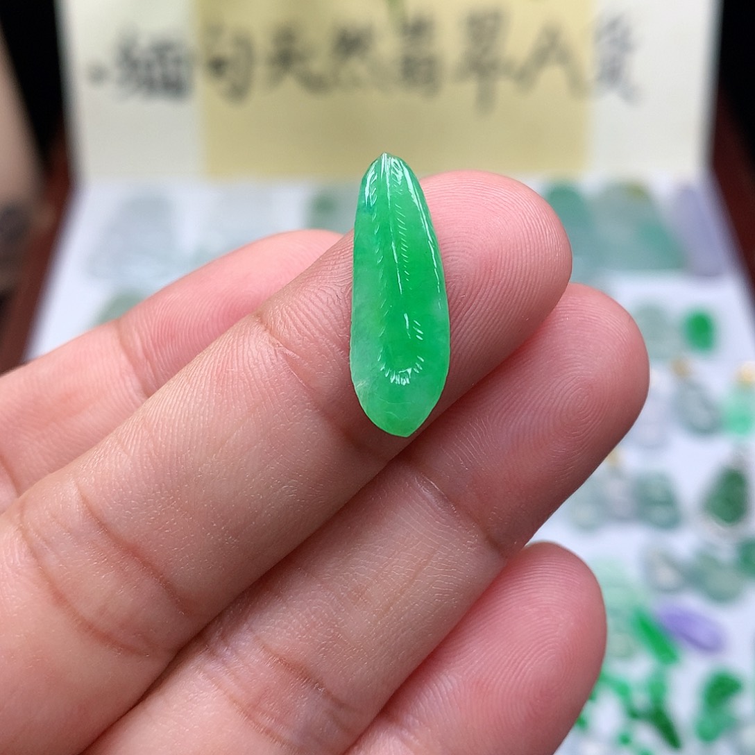 翡翠裸石缅甸天然A货翡翠阳绿羽毛