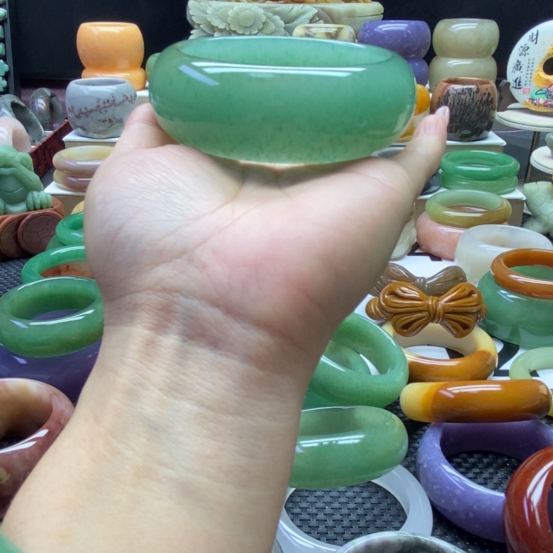 若***久石英质玉未镶嵌手镯