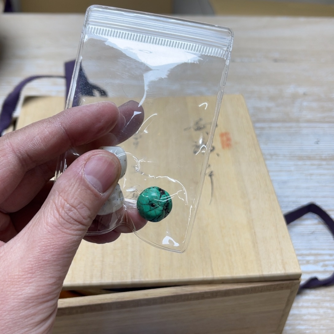 瓷片一****生密密麻麻地排列着