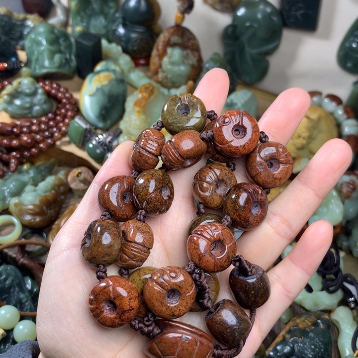 岫岩河磨玉（透闪石质玉）手持未镶嵌