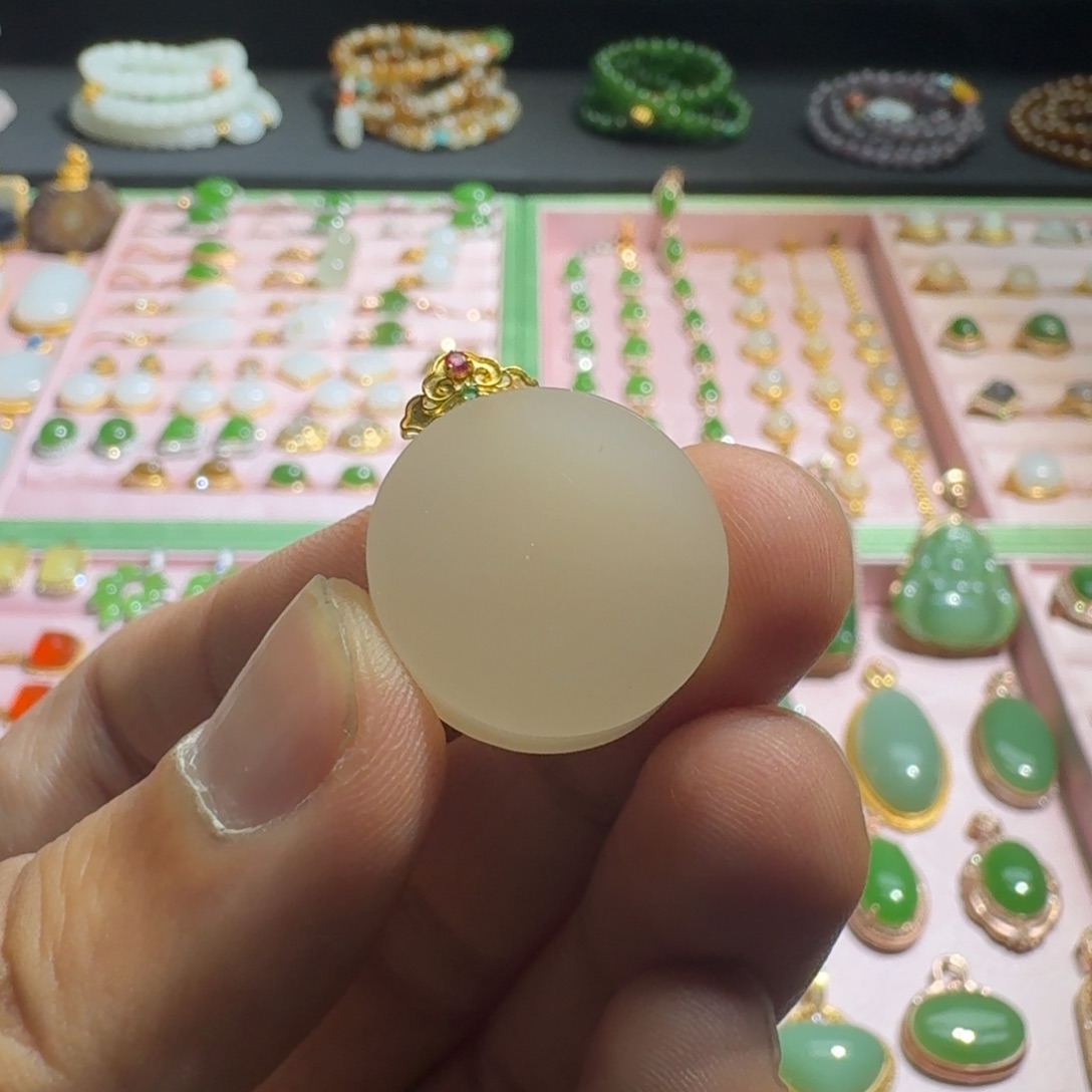 和田玉吊坠18K金镶嵌藕粉平安牌