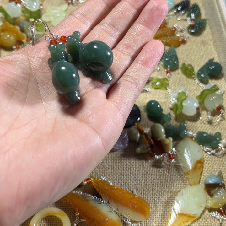 蛇纹石玉耳饰合金