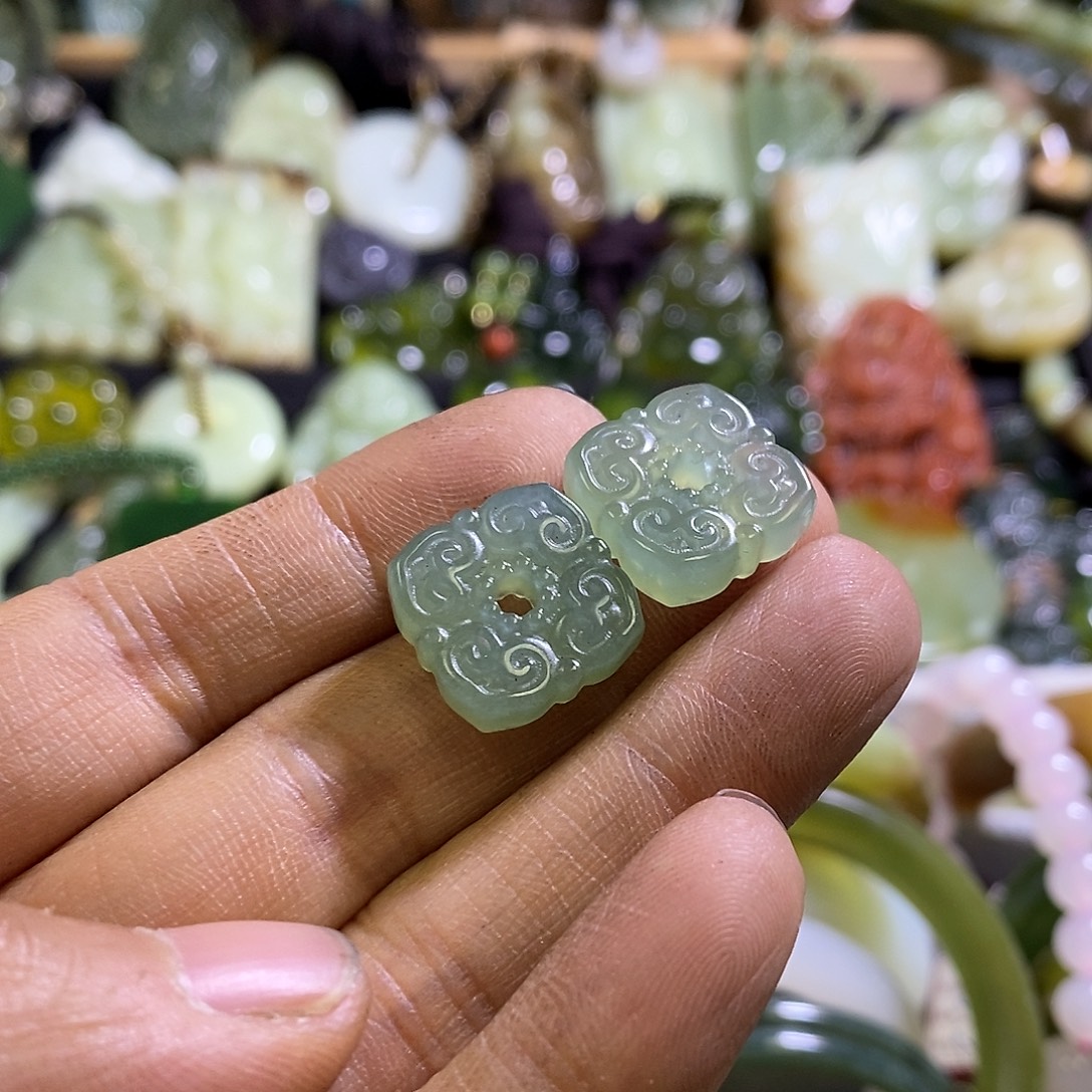 岫玉未镶嵌手镯耳环一对