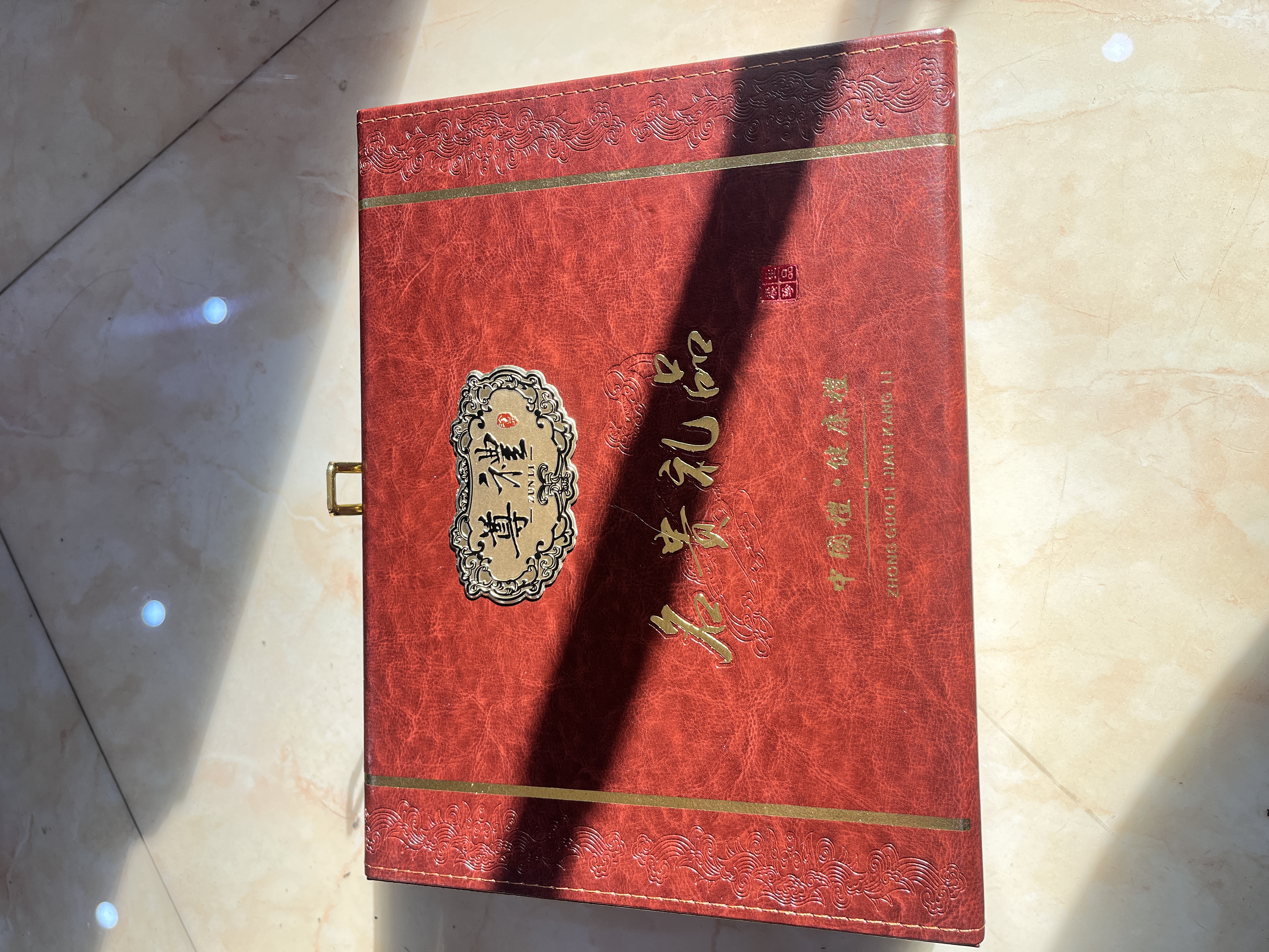 非卖品展示红色箱子