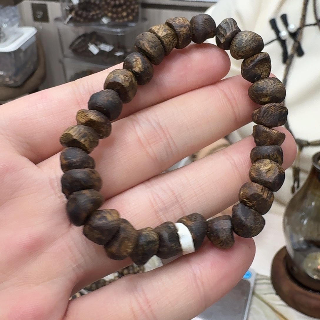 沉香碎屑沉香白棋包壳 7.9 克多样性发一串