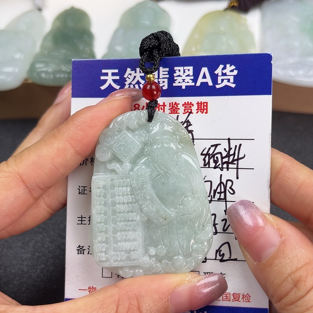 翡翠未镶嵌颈饰     