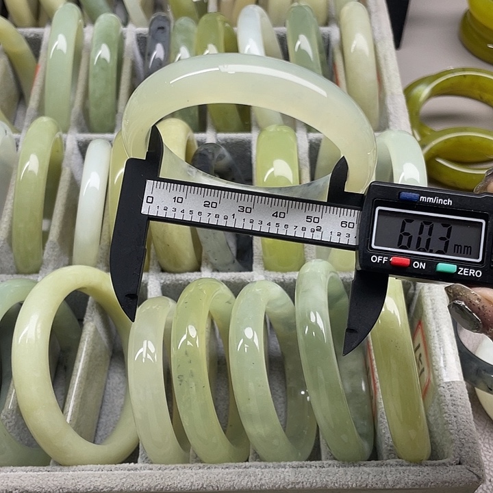 蛇纹石玉未镶嵌手镯150