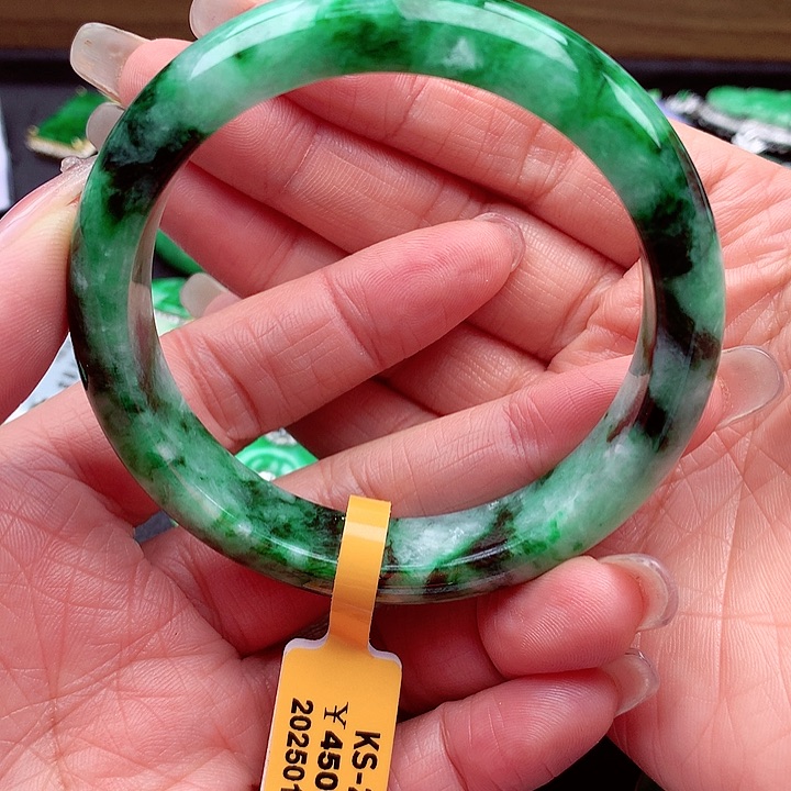 翡翠手镯未镶嵌翡翠