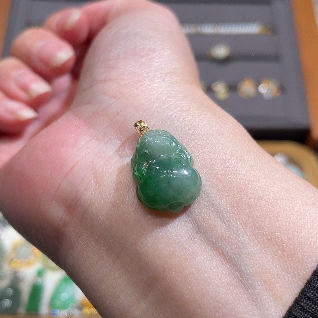 翡翠颈饰18K金镶嵌飘花貔貅