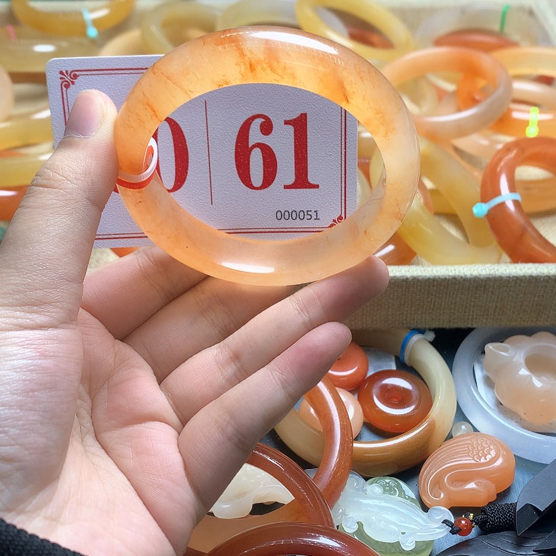 未镶嵌石英质玉（黄龙玉）手镯?**吖