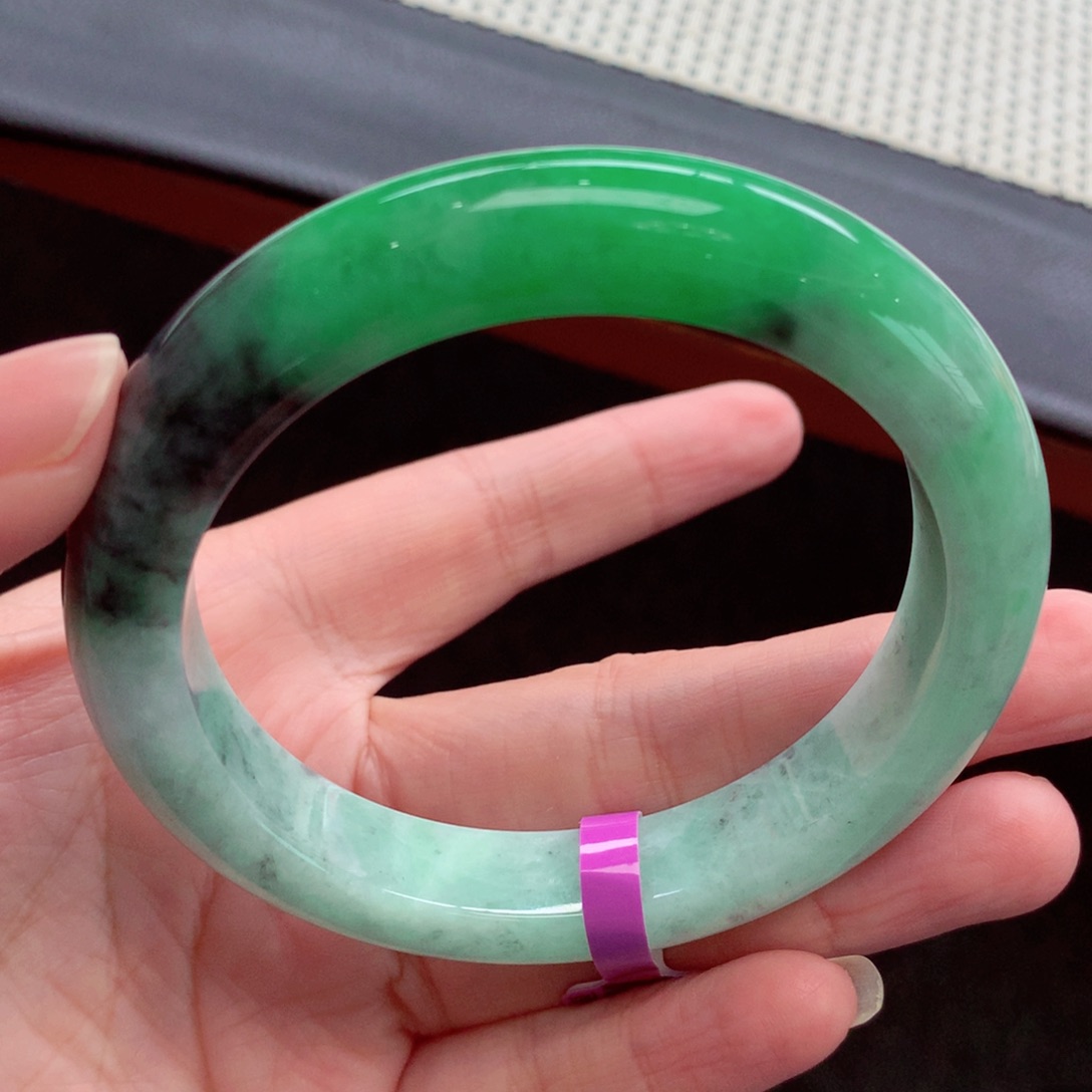 翡翠手镯未镶嵌翡翠