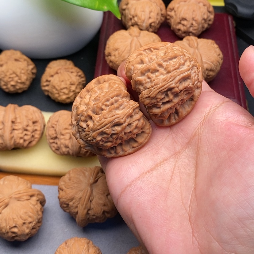 【闪购商品】文玩核桃把件源*三角白