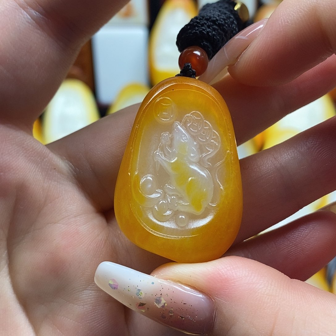 迷***狼和田玉未镶嵌颈饰