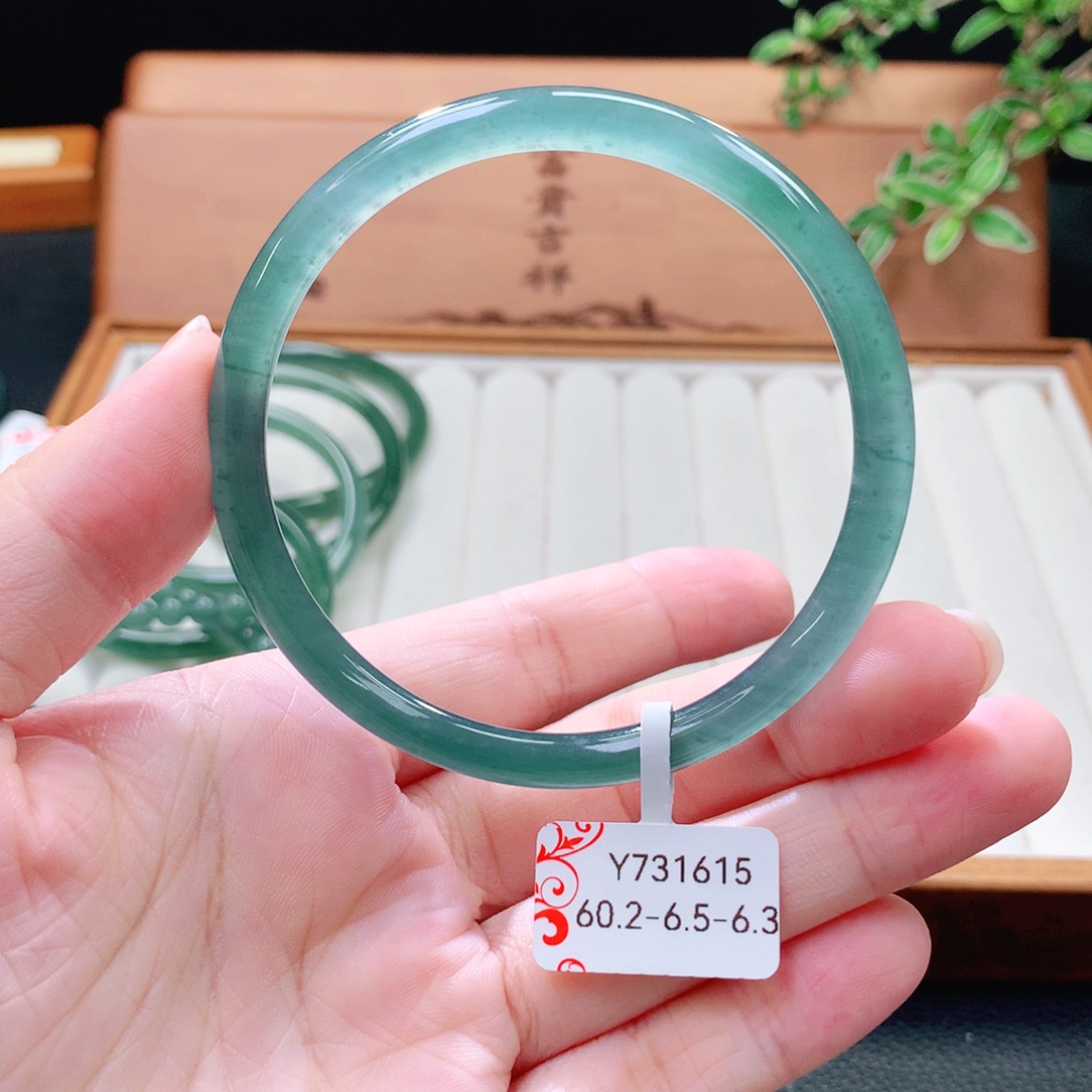 翡翠未镶嵌手镯（圆镯）